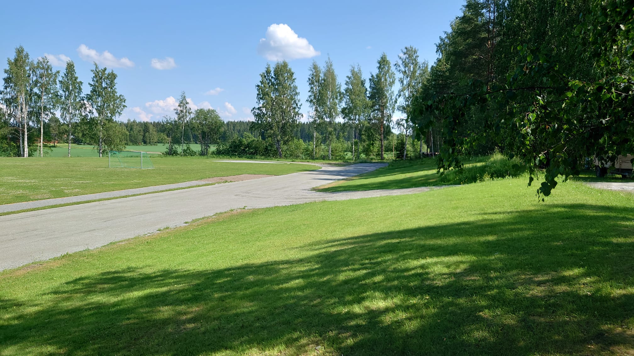 Kylän urheilukentällä  kävely- ja toimintakykytestit